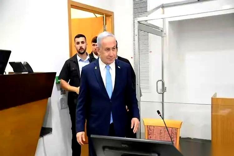 今天，以色列总理内塔尼亚胡正式坐进了被告席。为了躲开这场审判，他硬生生拖了6年