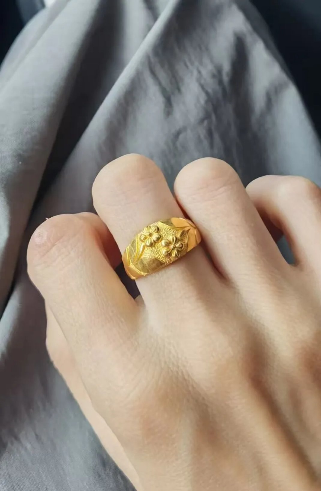 前天我妈来家里住了一晚。她手上戴了个金戒指，大概七八克。我媳妇说现在小偷多，让她