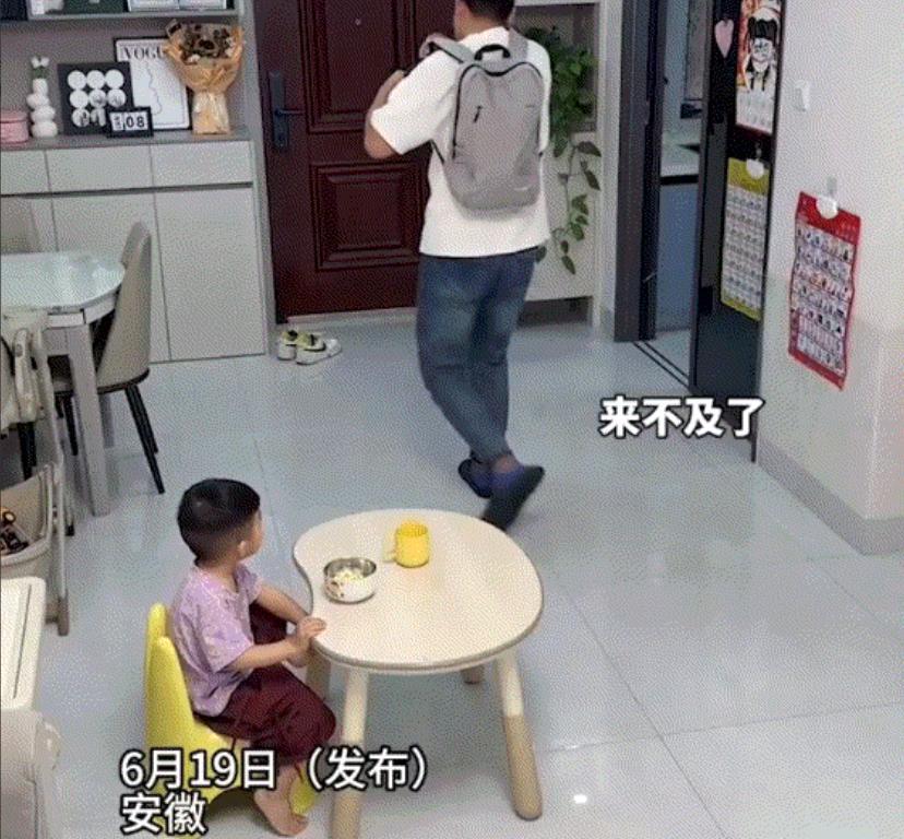 再苦再累都值了！安徽，男子一大早为了赶上班，连口早饭都没顾得上吃就要出门，老婆在