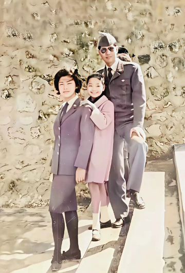 站在中间的这个女孩是邓丽君，那时候她还很小，看样子也就是十多岁的样子，脸蛋胖嘟嘟