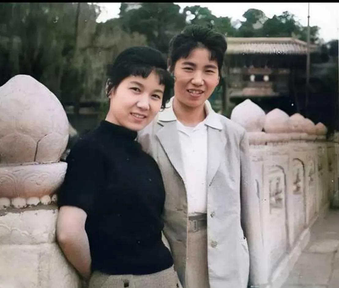 俗话说：10个美女长不成一个有气质的老太太，但赵丽蓉是例外。实话实说，年轻时
