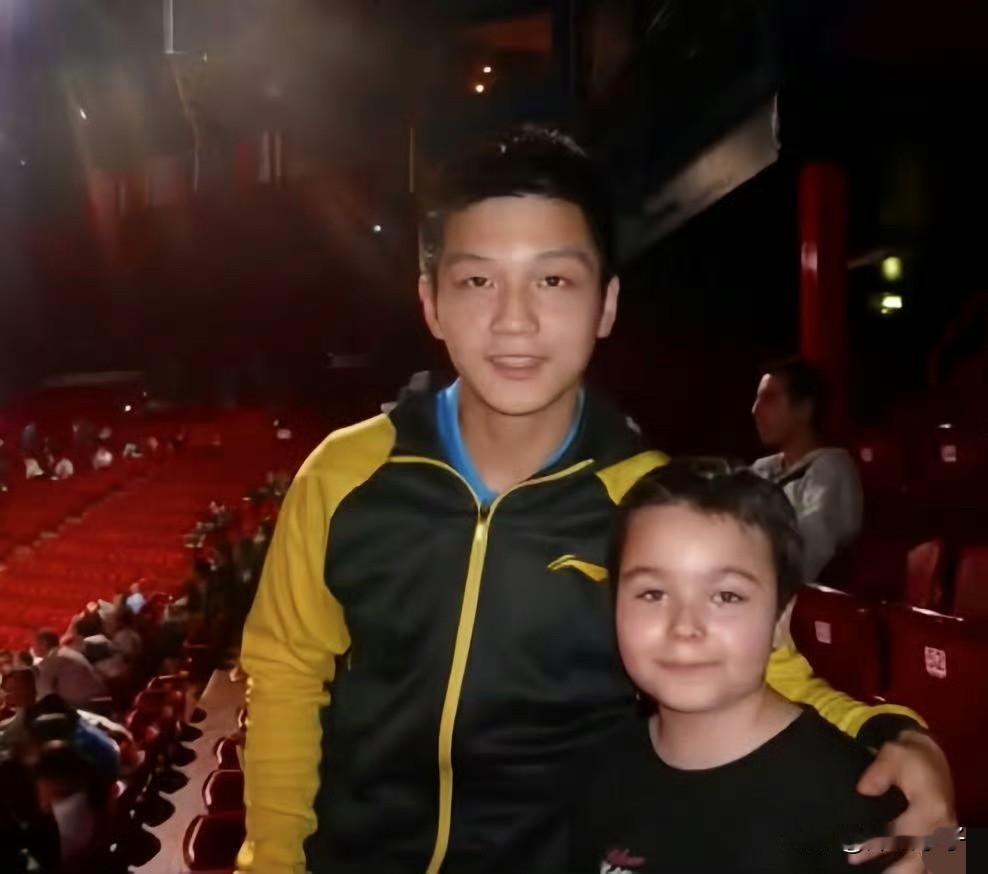 在追星的路上狂喜。今天，又看到樊振东一张少年时代的照片，可可爱爱的樊振东搂着另