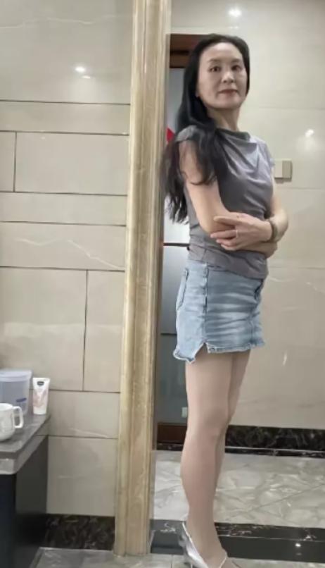 山东青岛，有一名女子在网上吐槽，她的婆婆今年已经53岁了，却经常穿着短裙跟高跟鞋