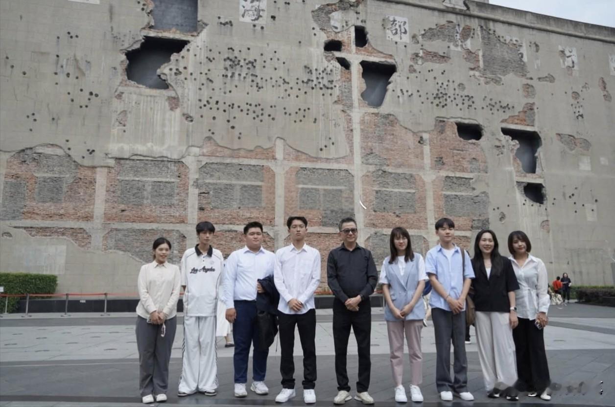 这是近日民众党访问大陆的成员在上海四行仓库的合照。坦白说，看着挺尴尬的，不是