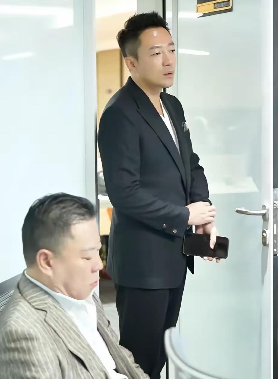 汪小菲也学会了低调了。儿子小霖霖过生日他只是带着张兰飞湾湾一起吃个饭，也没有暴