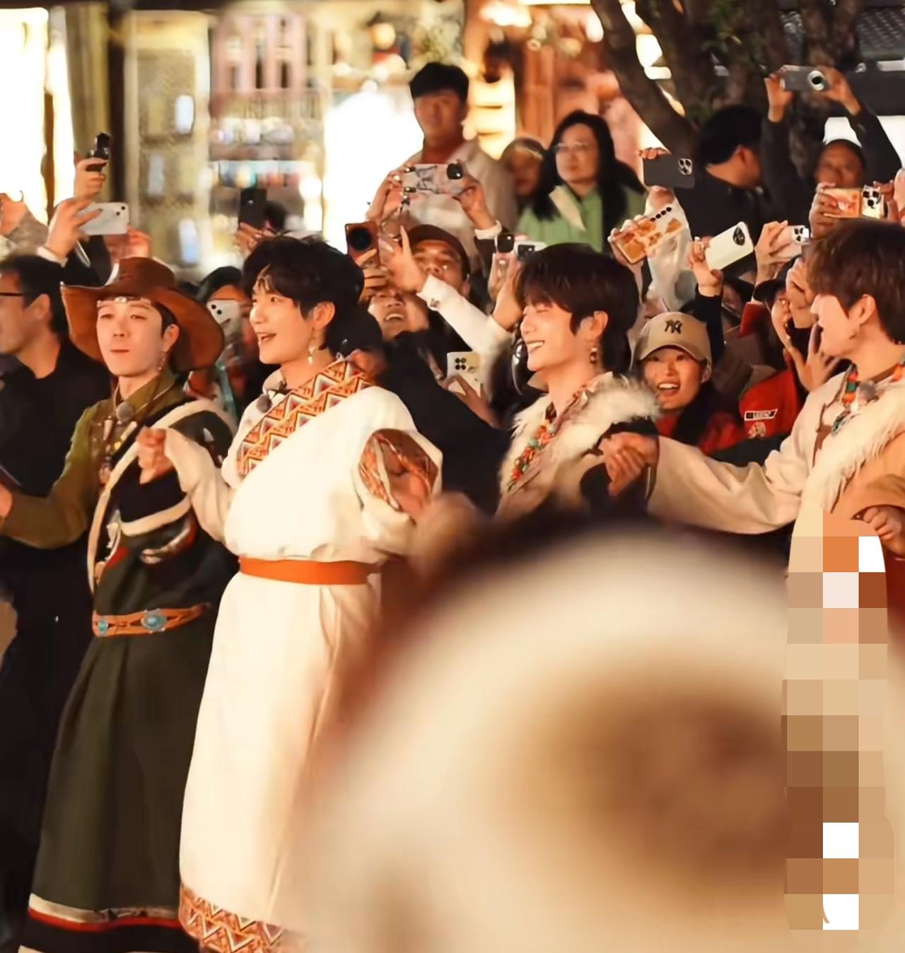 肢体语言暴露细节,苏醒与陈楚生的关系已经回不到18年前了。在哥几个录制综艺的镜