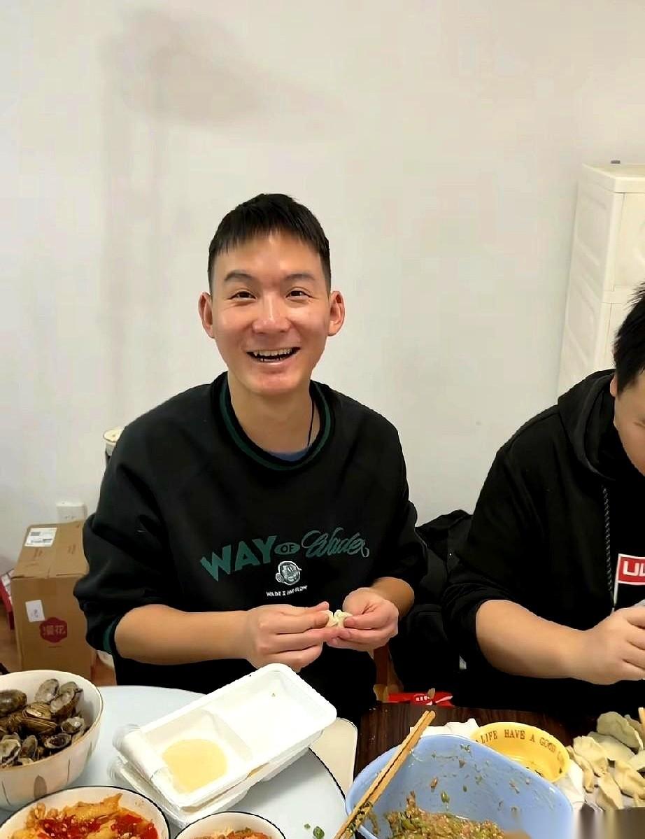 那个叫谢浩男的年轻人，要是他爸没找上门，他现在八成还在用那点退役金，一边读研，一