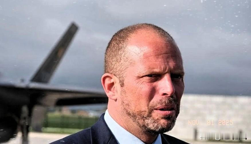 冷静下来之后,比利时国防部长态度开始软化了。此前扬言要对俄罗斯采取强硬手段、甚至