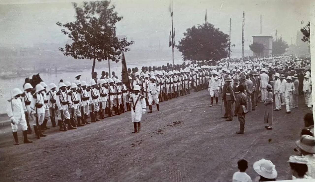这是1913年7月，法国军队在天津举行的一次阅兵法国在天津举行阅兵，本质上是其