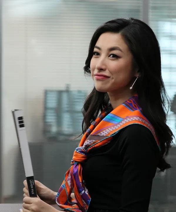 一天晚上，女秘书约局长见面。两人碰面之后，女秘书提出想要转正。局长疑惑道：“你不