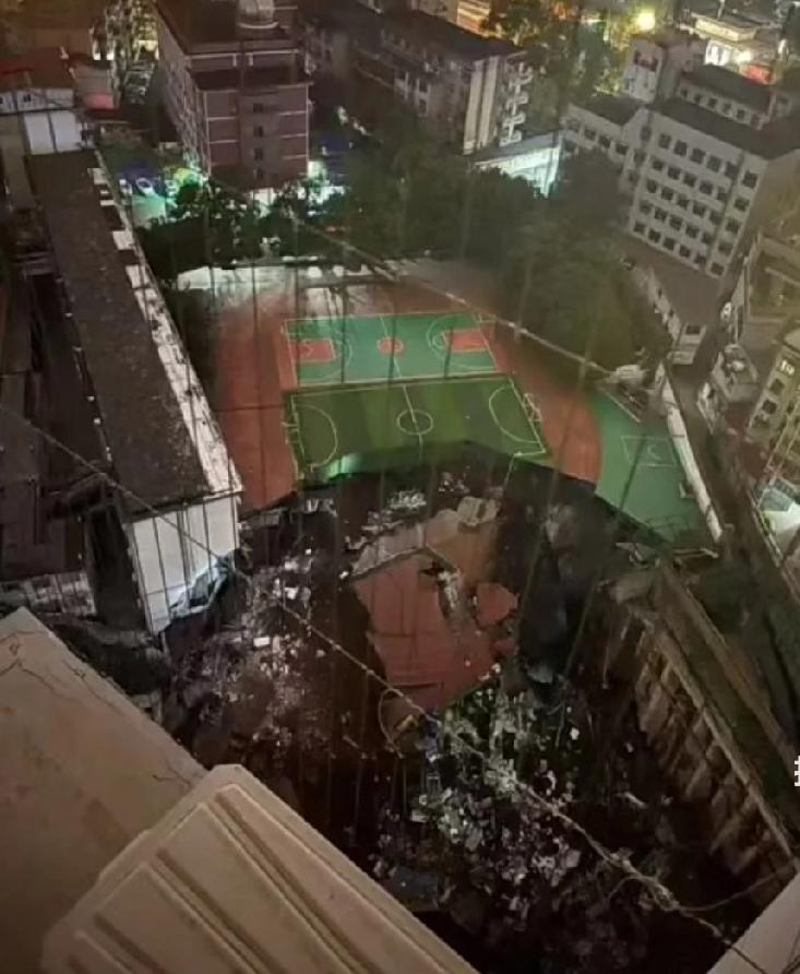 一声巨响，学校塌了！邵阳文明家园开发区挖地下车库，导致资江小学操场塌陷，幸亏
