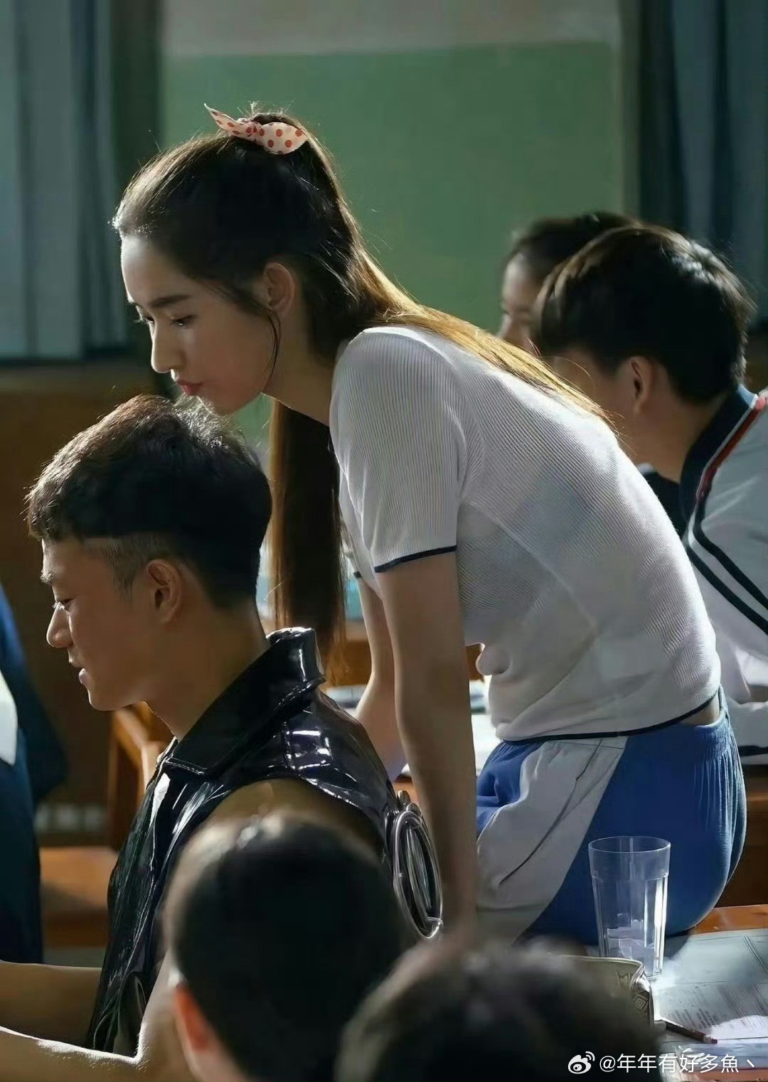 导演见过正常校服吗，谁家校服是这样的？衣服都快透完了……