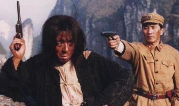 1965年3月，湖南省桑植县利福塔公社，三个村民上山砍柴时，在荒草丛生的山坡上，