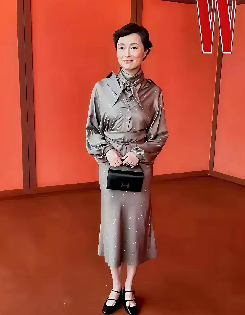 啊呀！看到这张照片，我无语了，这造型实在不敢恭维，也难以形容，难不成是得罪造型师