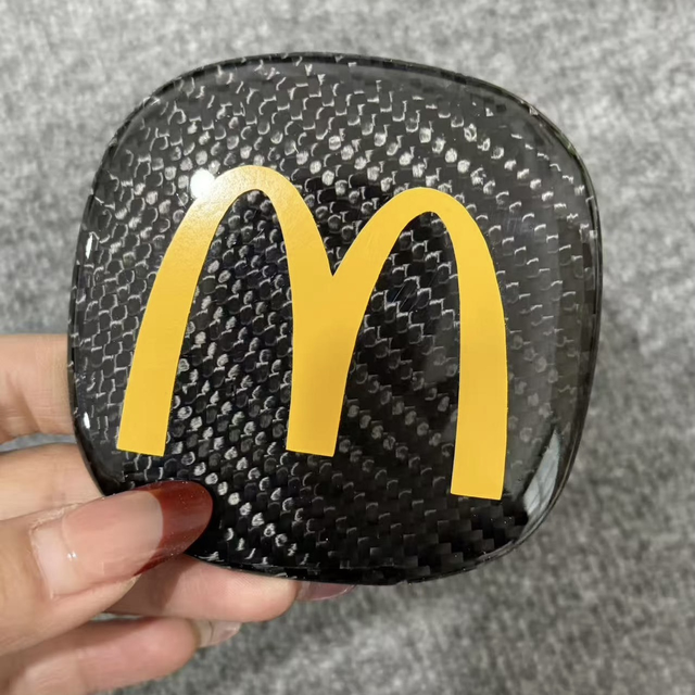 小米su7麦当劳发现了一款小米麦当劳碳纤维车标感觉挺可爱的分享给大家～挺爱