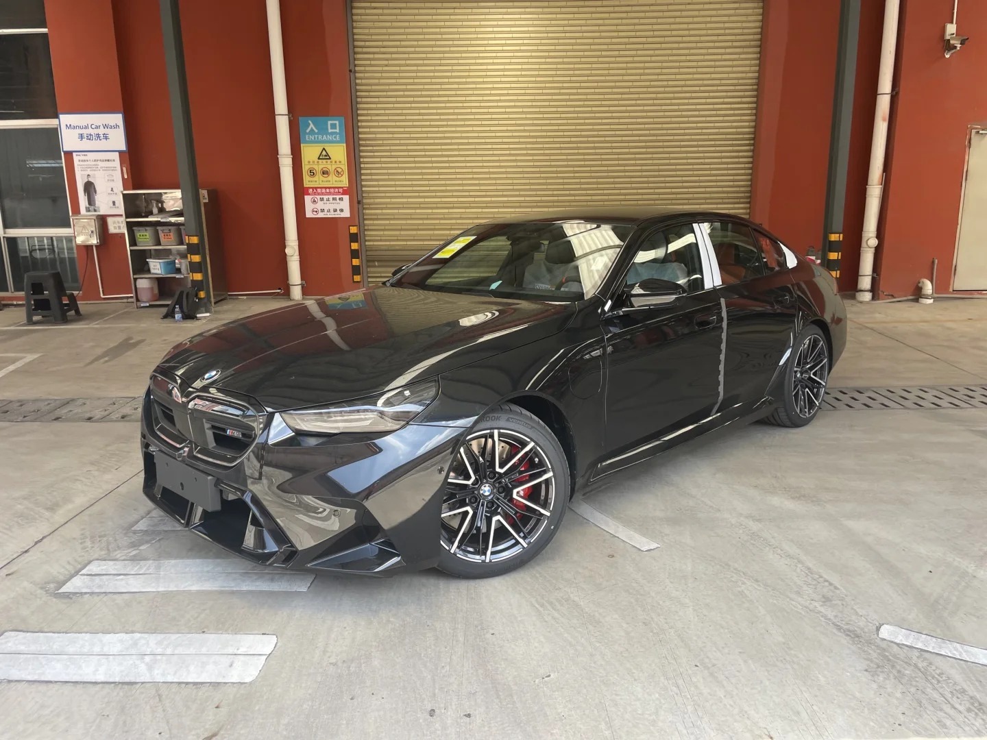 刚说完小米把运损车交付客户是无底线的操作看看宝马怎么处理运损车的，这是一台M5，