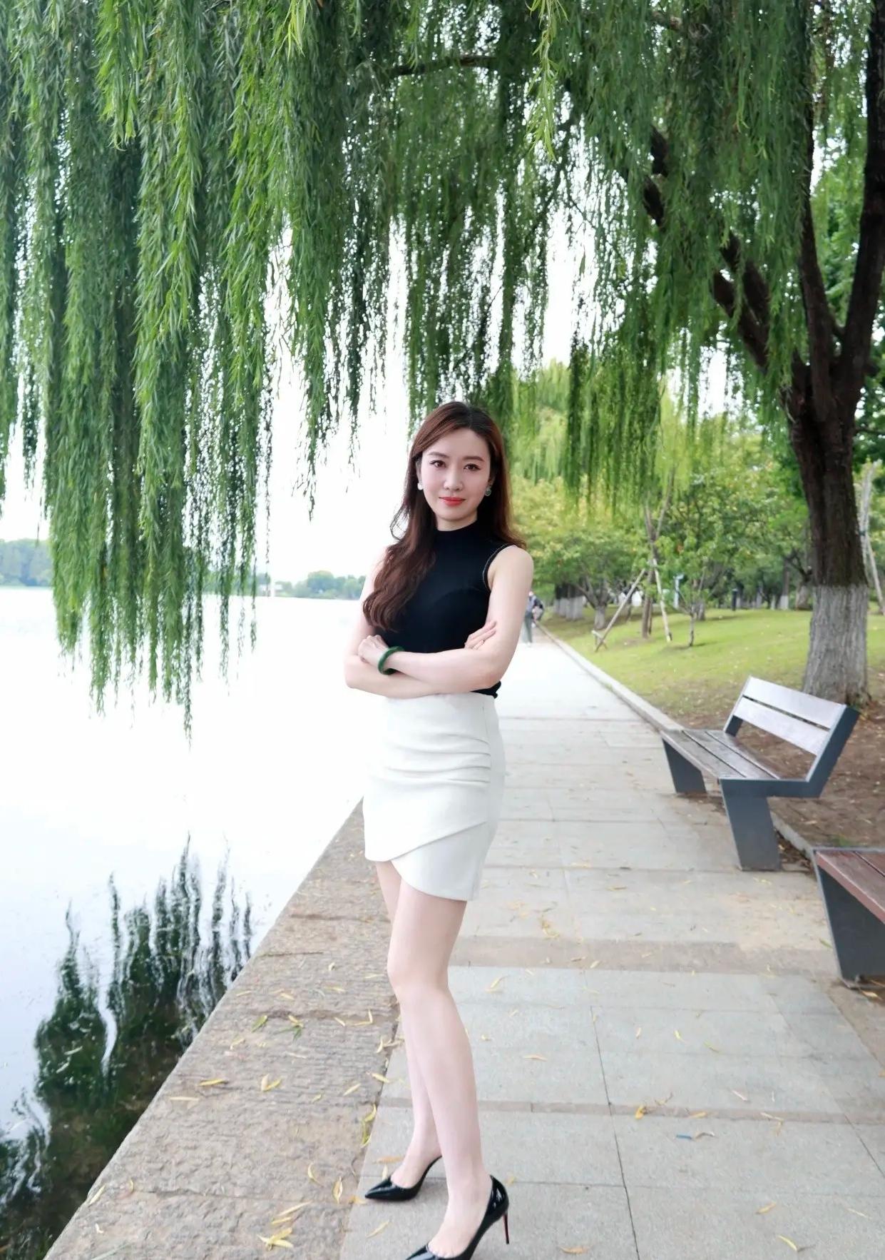 精致利落，优雅迷人，这样的美女得多少彩礼？
