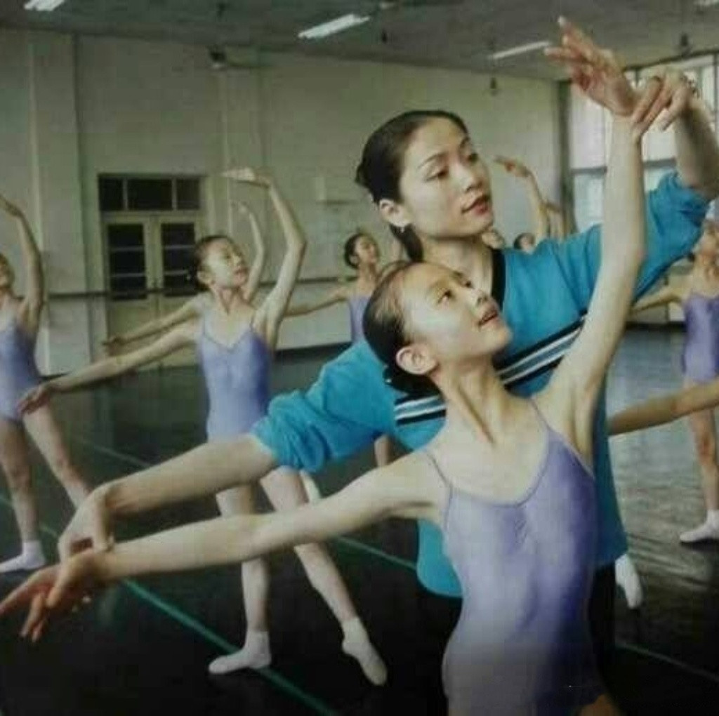 哇！看到刘诗诗小时候的新照片了，好可爱的妹宝，笑得好甜，还有酒窝。刘诗诗的来时路