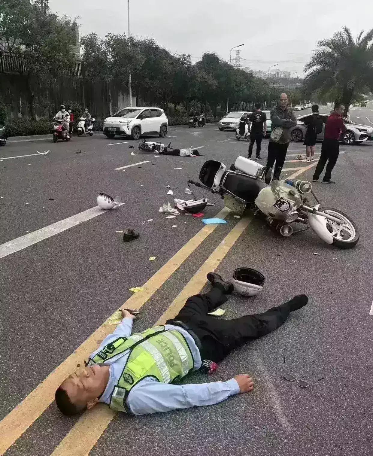 现在的人是怎么了？广东湛江市因交通事故导致交警的摩托车被撞倒，这个交警受伤了躺在
