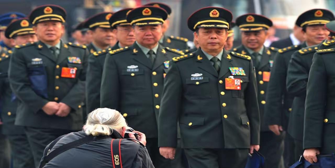 满屏幕只有两个人不是将军，一个很好找一眼就能看出来，另一个非常难找，不是当过兵的