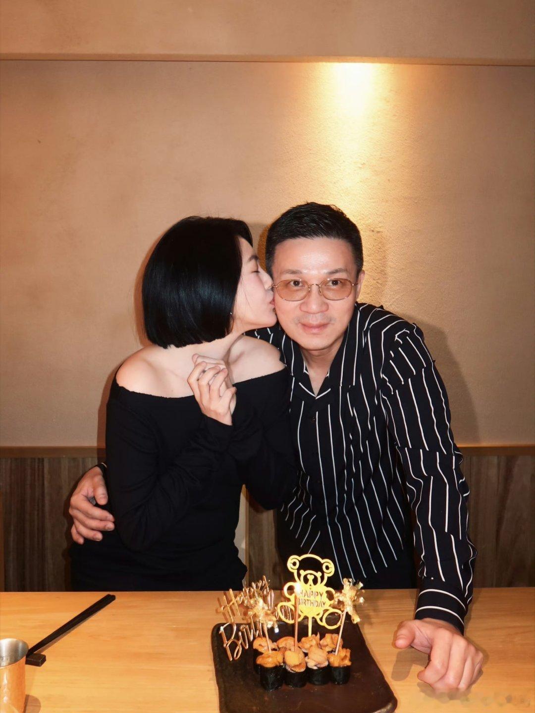 小s亲老公庆生照小s亲许雅钧庆生照小s老公许雅钧生日，她大秀恩爱亲老公庆生，好