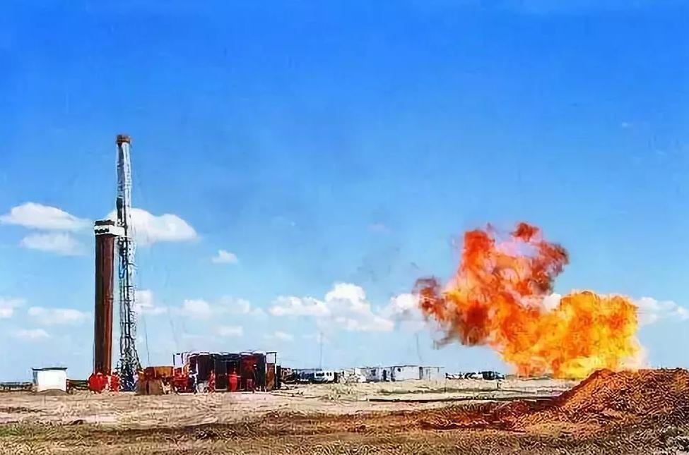 全世界盯着中东那点油晃得眼红的时候，中国在干什么？在闷头干一件大事。当中东打