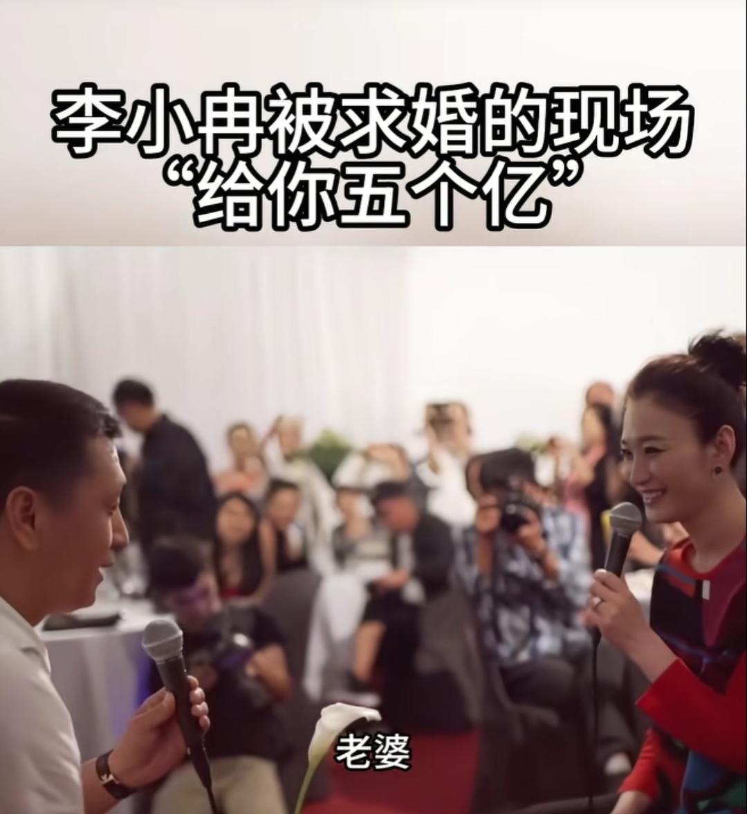 早年徐佳宁向李小冉求婚的现场名场面！徐佳宁单膝跪地，手举一只白色马蹄莲花，说到