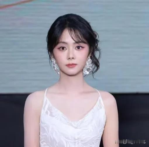 我可以接受谭松韵没结婚，也可以接受她已经36岁了，但是我不能接受，36岁的谭