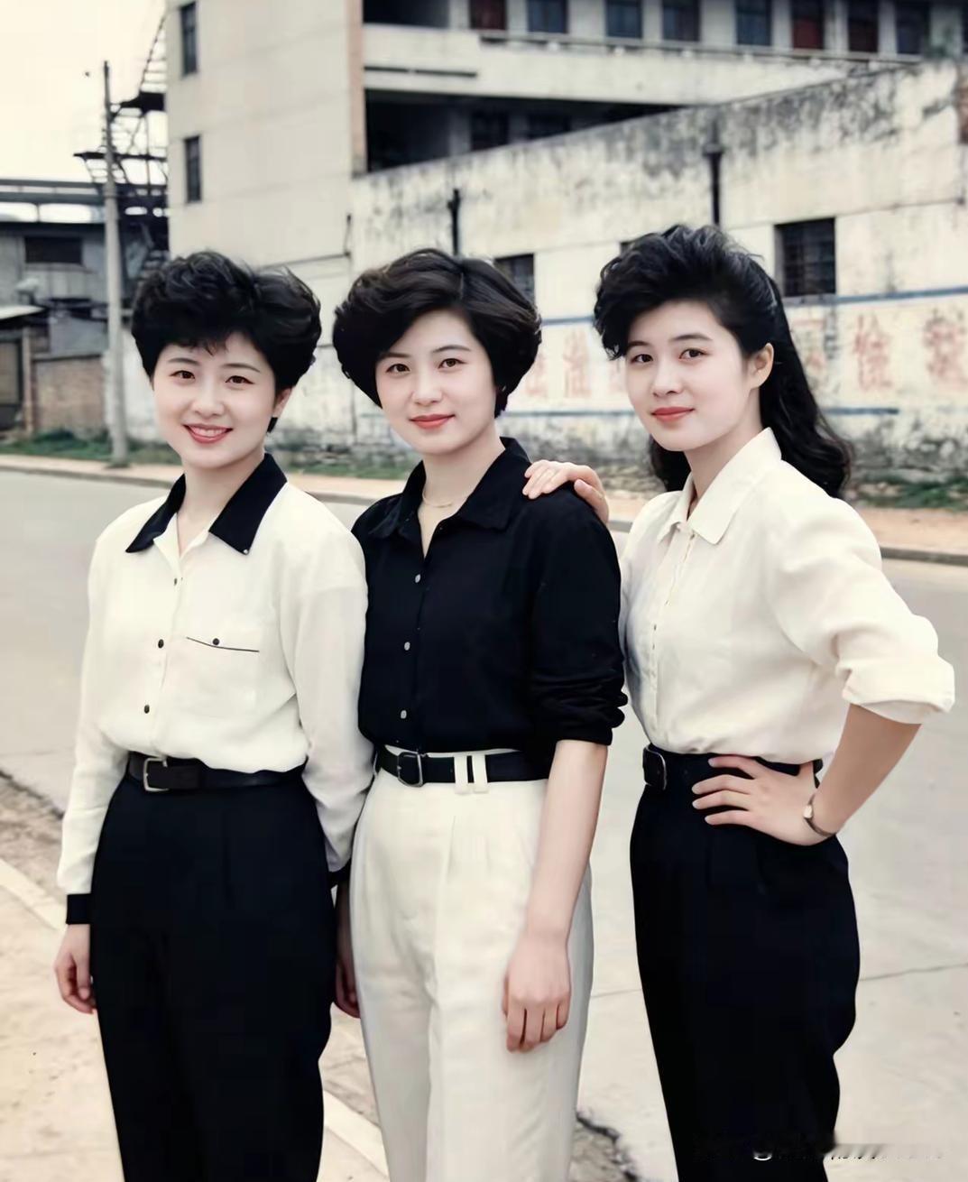 80年代，三位美女长相漂亮，气质好，最有亮点的是三位美女的头发又黑又密又多。