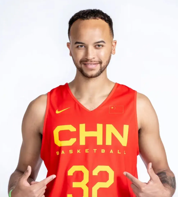 看看中国男篮主力球员李凯尔在NBA的薪水，绝对会颠覆很多人的认知！①李凯尔，1