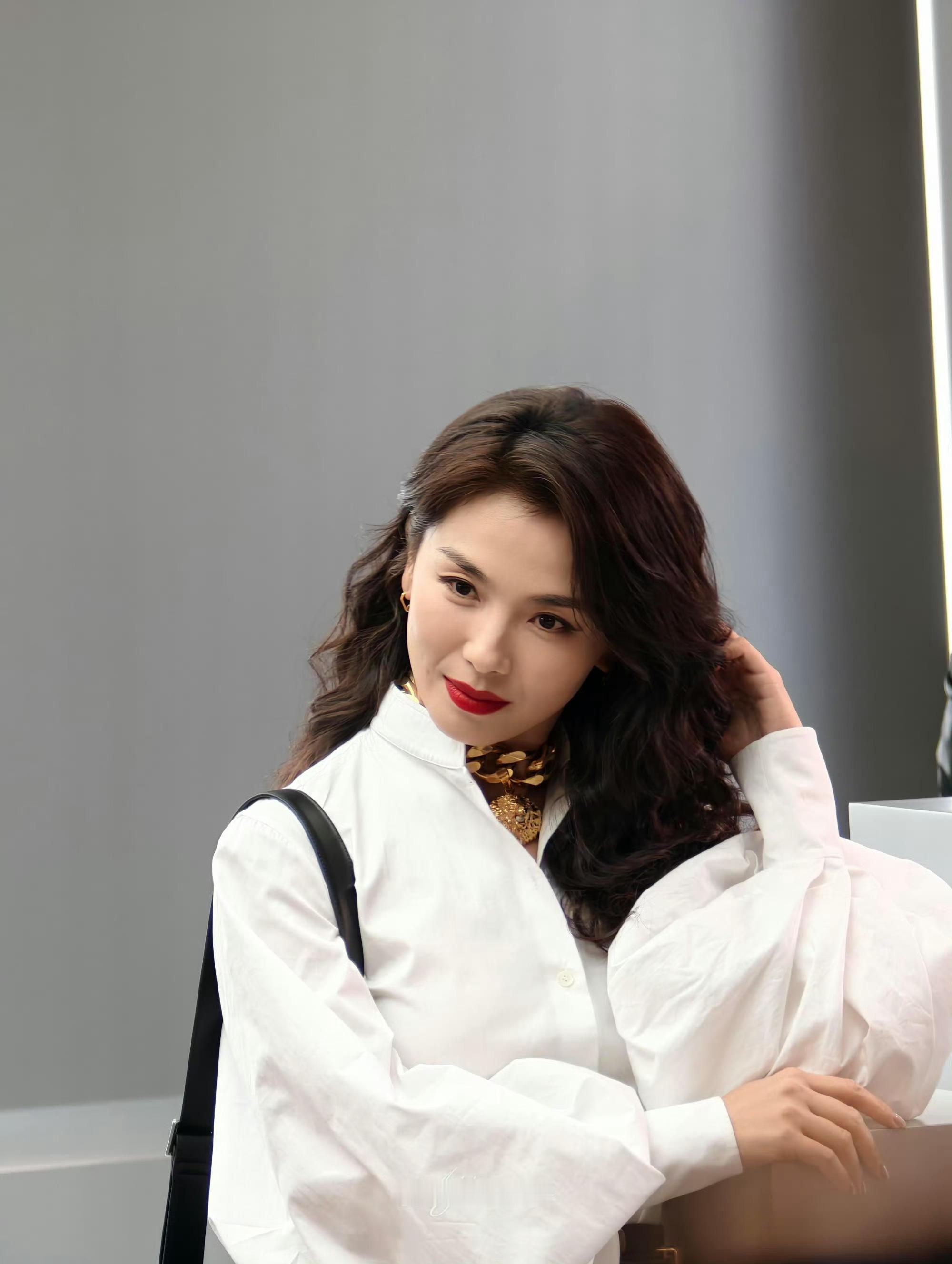 刘涛一出场，听取“妈”声一片，从头发丝美到脚趾尖，完全大女主气场的涛姐不仅会各种