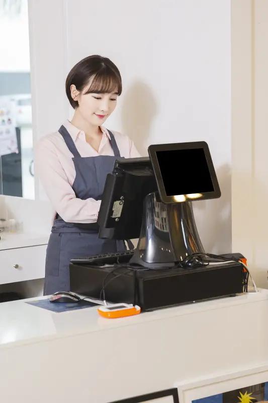 见过耍无赖的，没见过这么“理直气壮”的！楼下便利店买瓶水，前面大哥结账时突