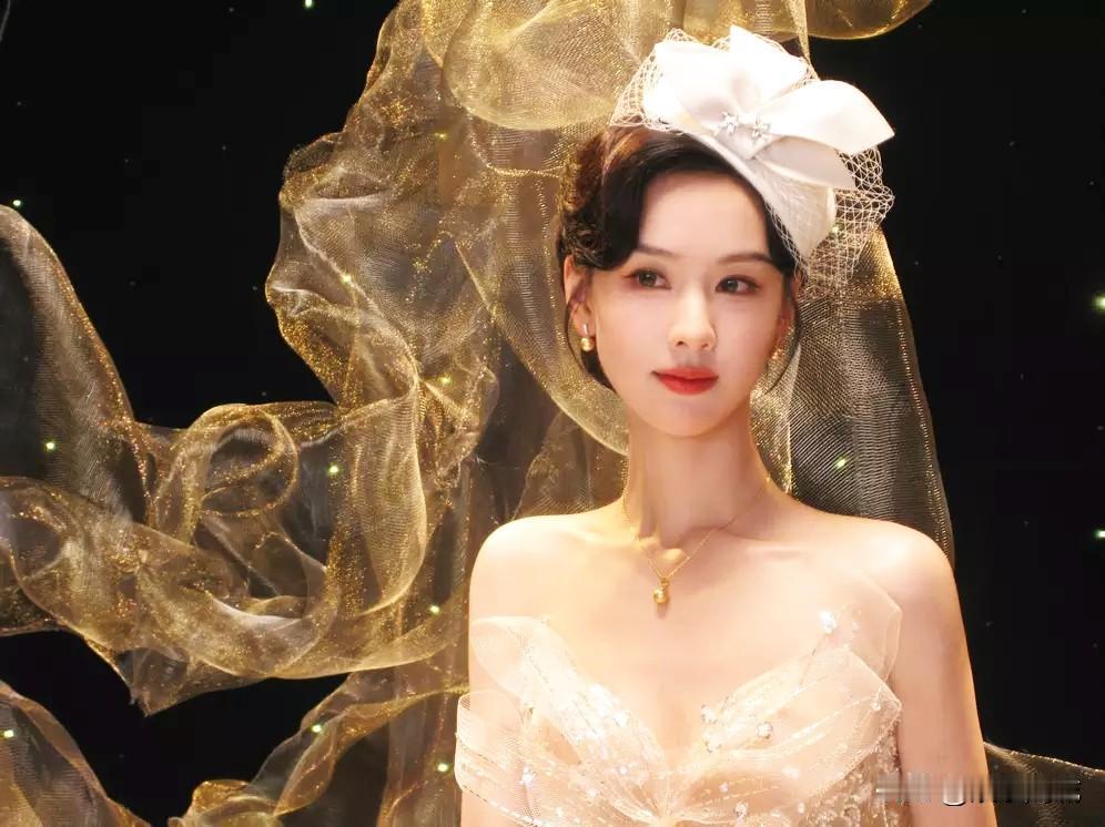 陈都灵这组造型简直杀疯了！闪钻礼服在聚光灯下流光溢彩，白色网纱如月光倾泻，配上烈