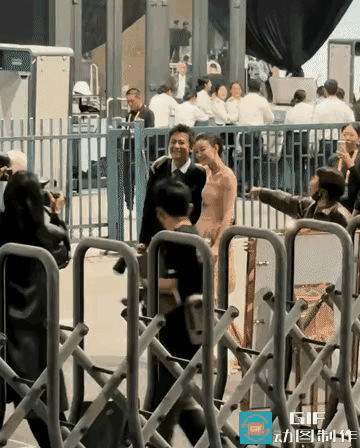 看到倪妮和男演员合影，开心的嘴都笑歪了，各种亲密动作都用上，知道的还以为她