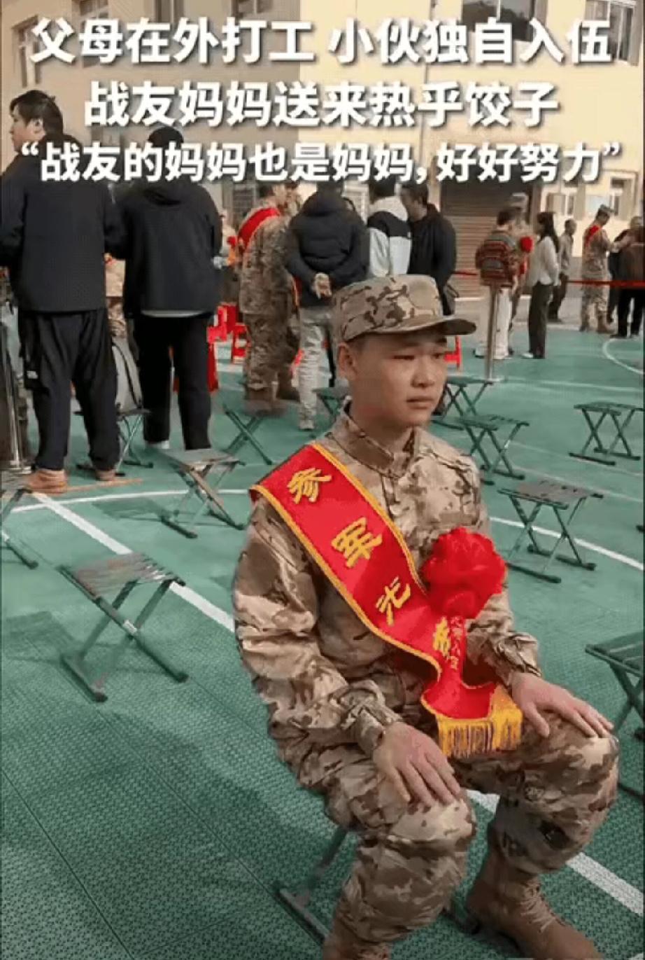破防了！广西兴安，即将入伍的新兵在球场集合，其中一小伙父母在外打工不会有人来送他
