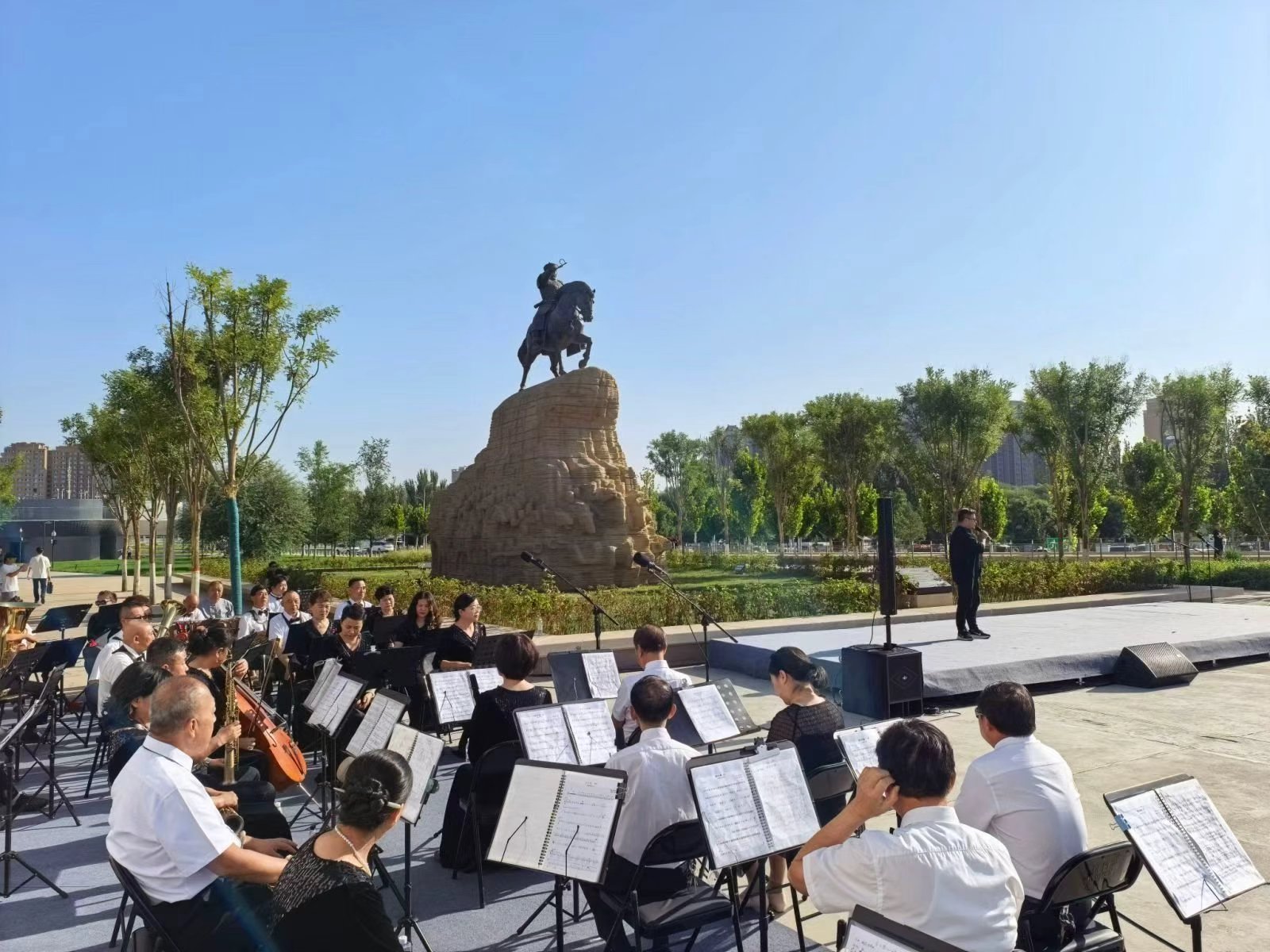 哈密左公复疆雕塑正式落成新疆再添爱国主义文化新地标左宗棠与边疆治理戎装战马，风