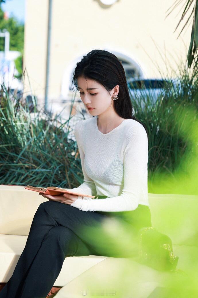 白鹿的针织衫太薄了性感不保暖吧​​​