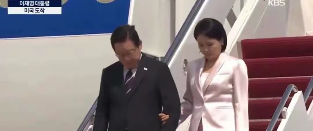当上总统第一次访美，夫妇心里美滋滋的，走下飞机傻眼了！第一夫人手挽李在明总统胳膊