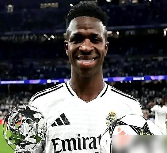 维尼修斯宁可射飞也不传空门的姆巴佩，皇马更衣室矛盾激化！就在对巴萨那场，维