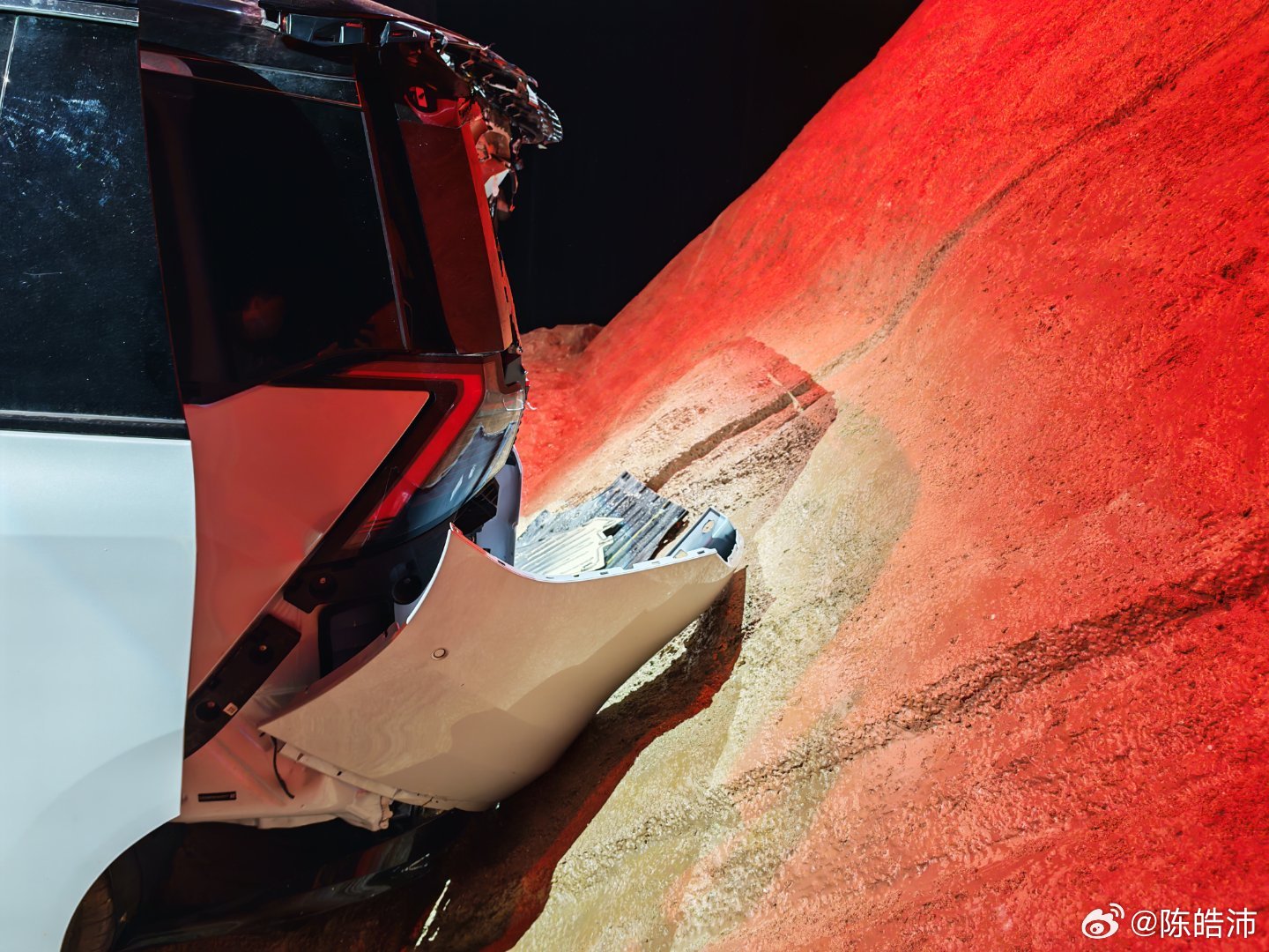 今天这个简直就是MPV炼狱，六台别克至境世家，一台被大货车追尾撞下山，一台追尾卡