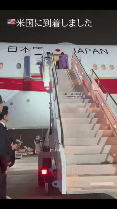 日本首相高市早苗在当地时间昨天晚上乘机抵达美国纽约，准备出席联合国大会。飞机停