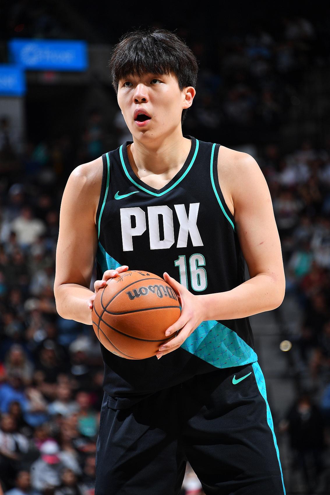 看看河村勇辉学英语，再看看杨瀚森。河村勇辉没有请翻译，不是请不起翻译，而是他