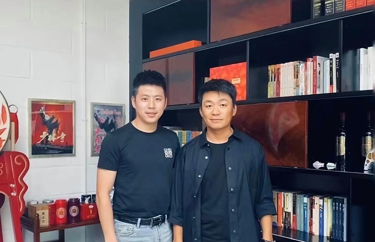王宝强到朋友家做客，他看起来苍老了好多，脸色好憔悴，状态好差啊！