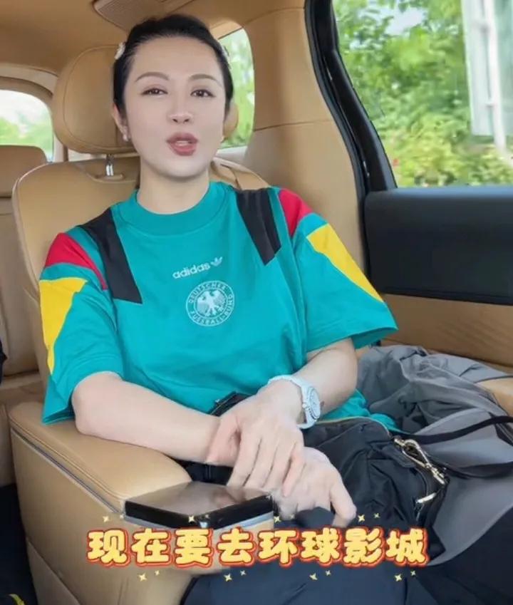 52岁的温美玲年过半百，不依靠伴侣，不蹭前夫刘能的热度，不依靠儿子王亮，生活丰富