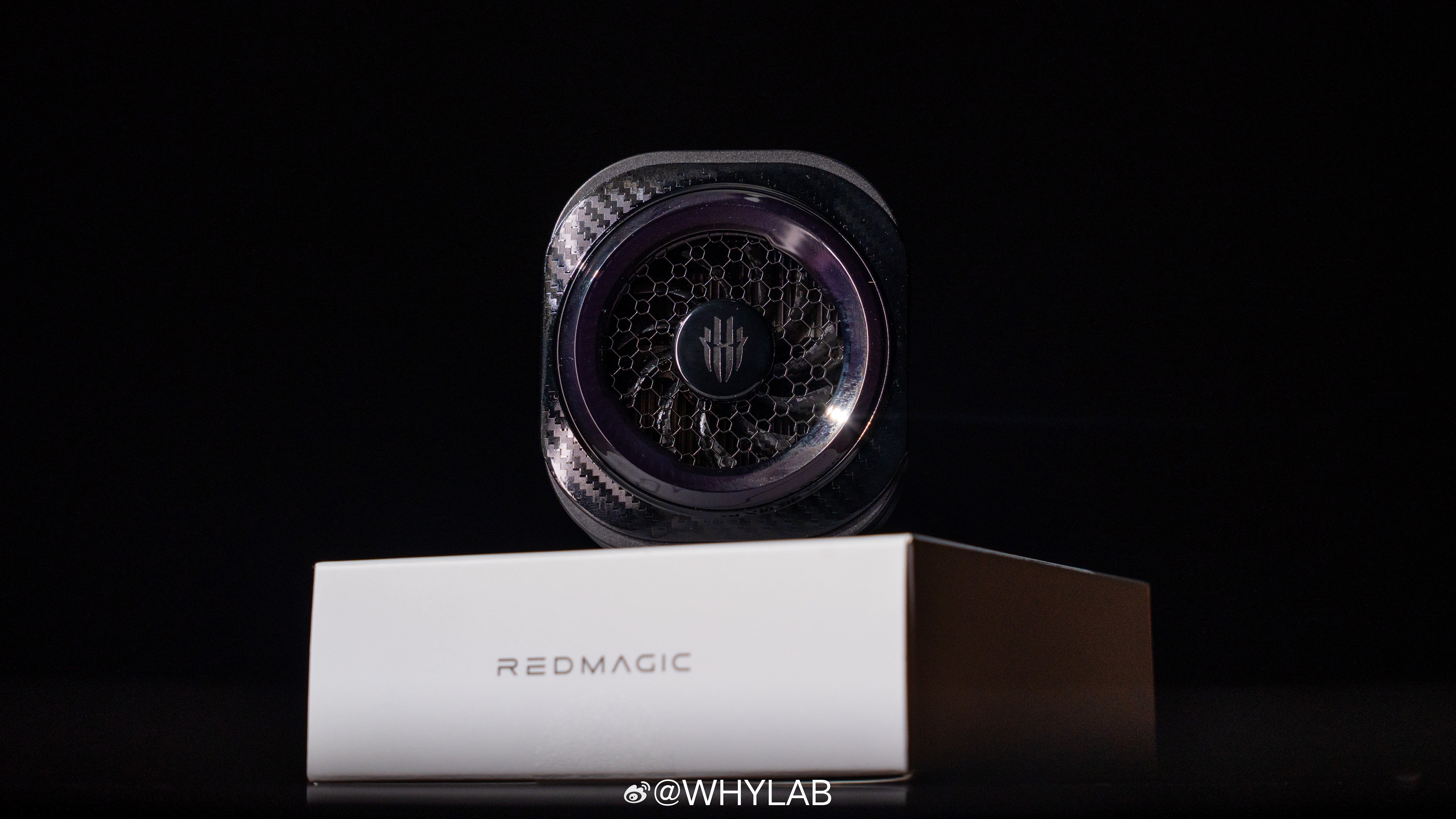 WHYLAB图赏拿到红魔散热器8Pro，外观我觉得没什么可挑的，电竞感很足，还