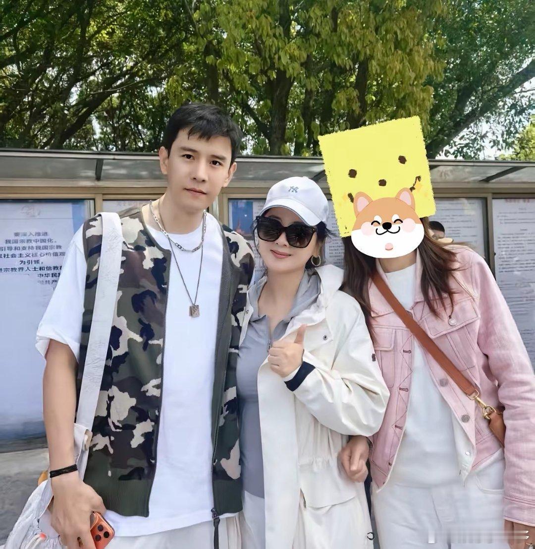 有网友在普陀山偶遇经超小李琳，她俩男帅女美，好般配！虽然是姐弟恋，小李琳比经超大