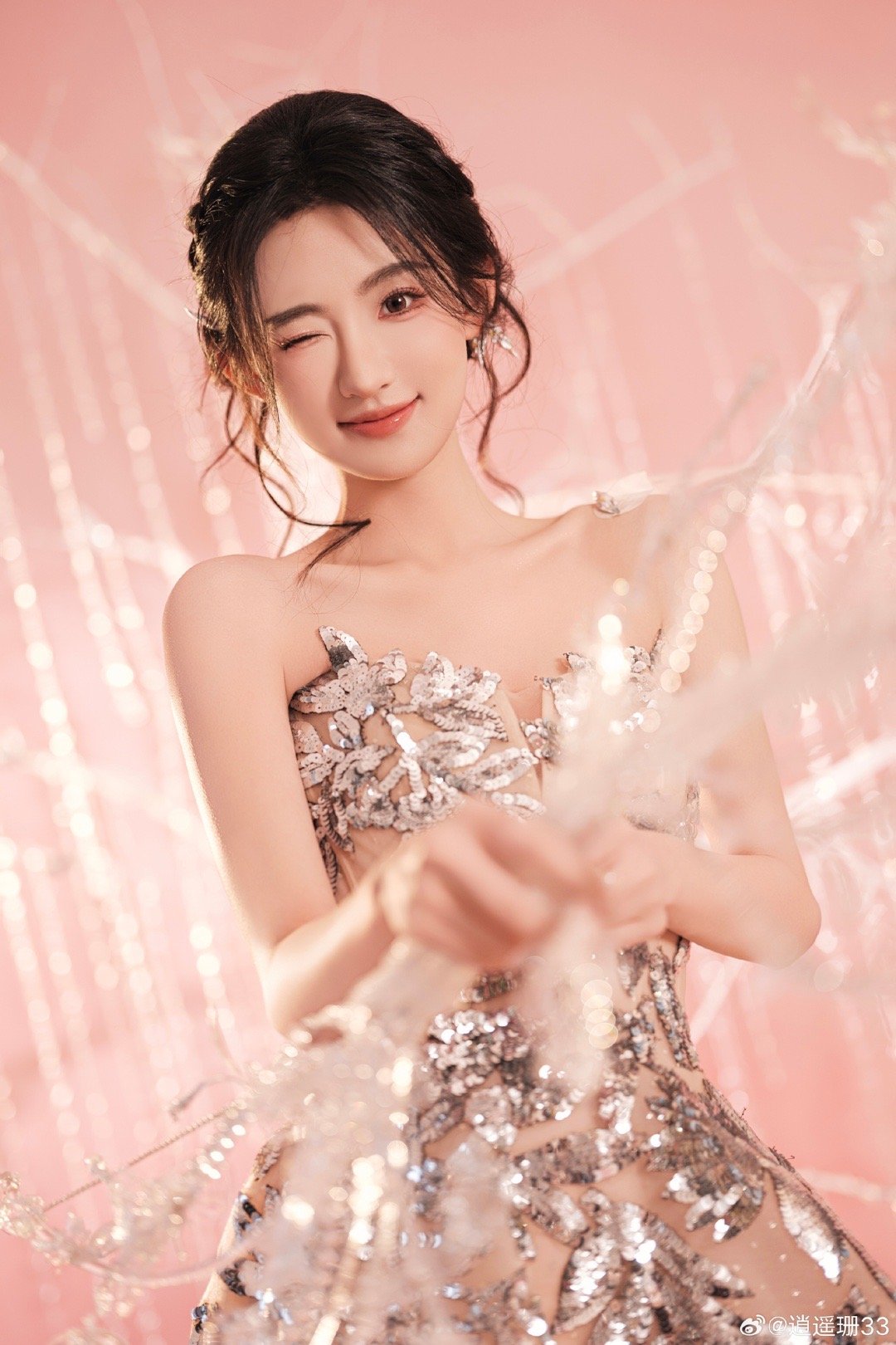 杨雨潼好薄一片美得像一件精雕的玉器！清薄身形被亮片裙衬得玲珑有致，转身时裙摆荡