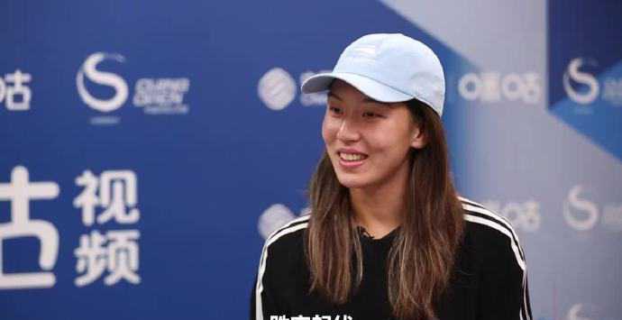 #王欣瑜卡皮巴拉体质太绝了#赛场高压下，@王欣瑜Tennis活脱脱一只“人间