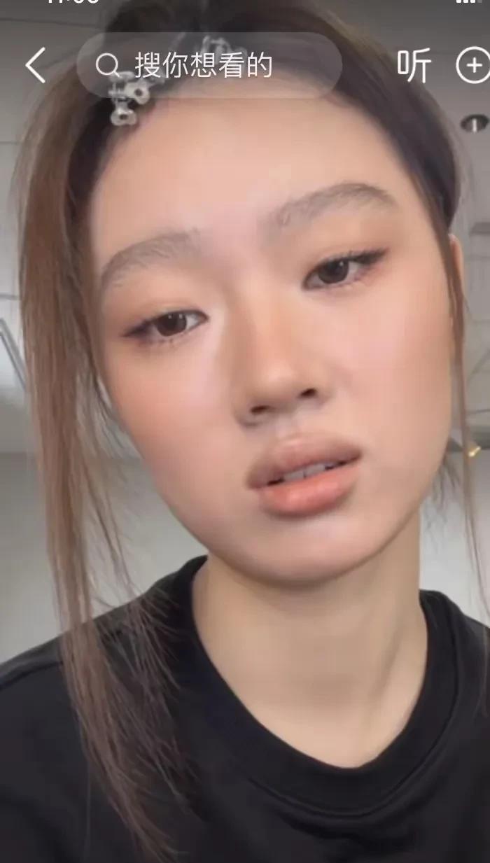 单依纯现在是不是心理健康出现了问题？她的眼神变了，两眼无神、无光，非常颓废的样子