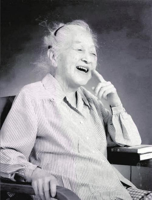1978年，物理学家钱三强夫人何泽慧去集市采买，菜贩斜眼打量着她，语带轻蔑：“老